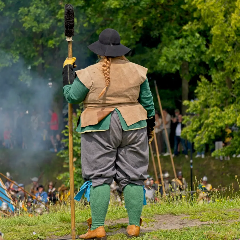 Kanonpoetser bekijkt slag vanaf vestingwal