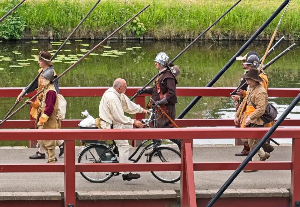 Fietser en Staatse troepen op de brug