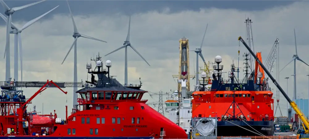 Oranje schepen in de Eemshaven
